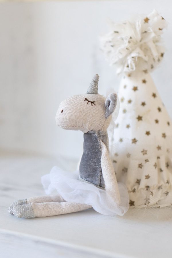 Yolanda the Unicorn - White Online now